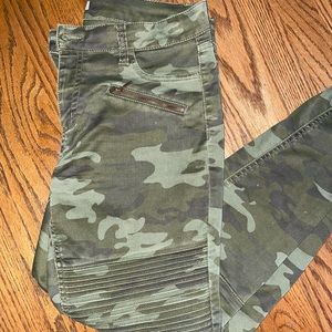 Camouflage skinny leg pants